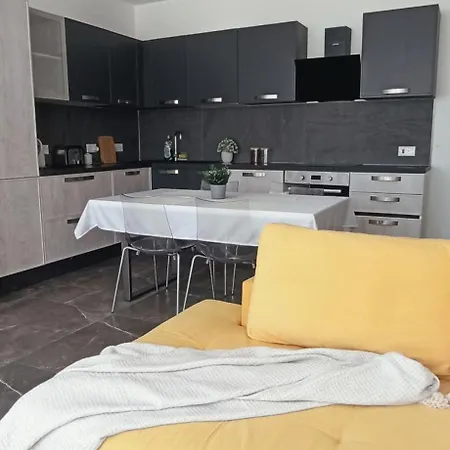 Cozy Penthouse With Citadel View Near To Victoria Apartment
